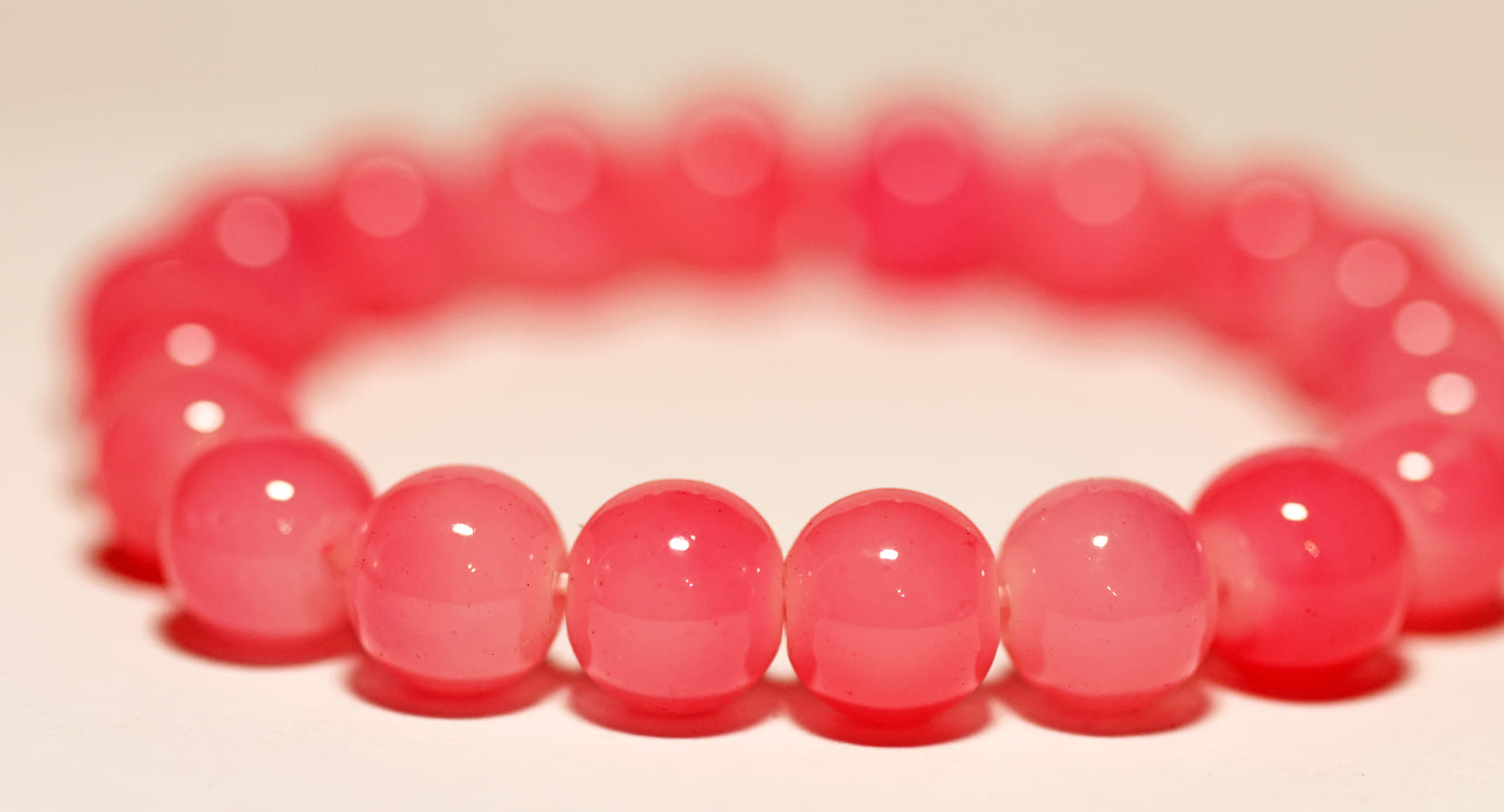 Bransoletka z czerwonych koralików – zbliżenie