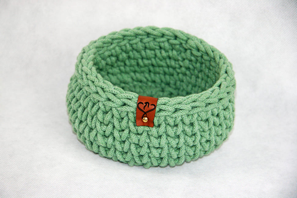 Koszyk ze sznurka – widok z przodu, metka skórzana