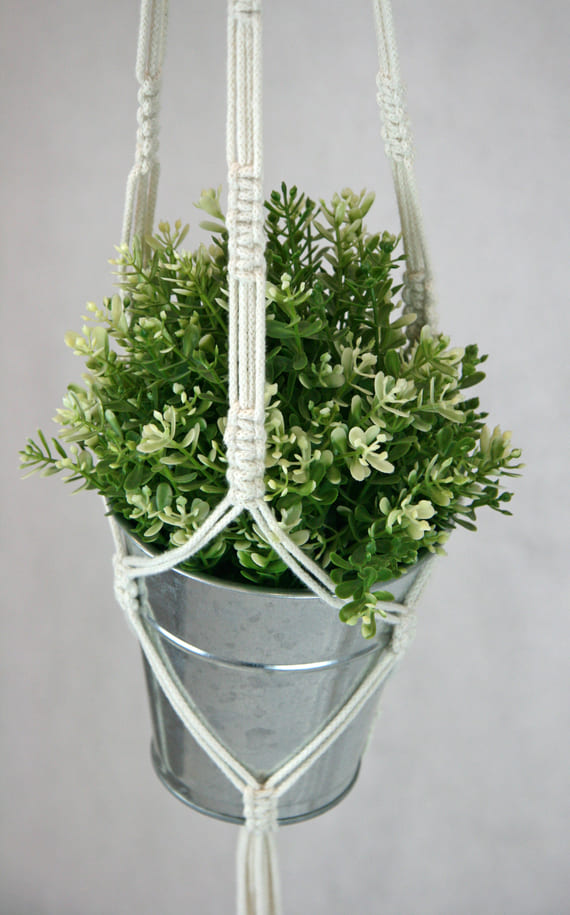 Wiszący kwietnik ze sznurka z metalową doniczką
