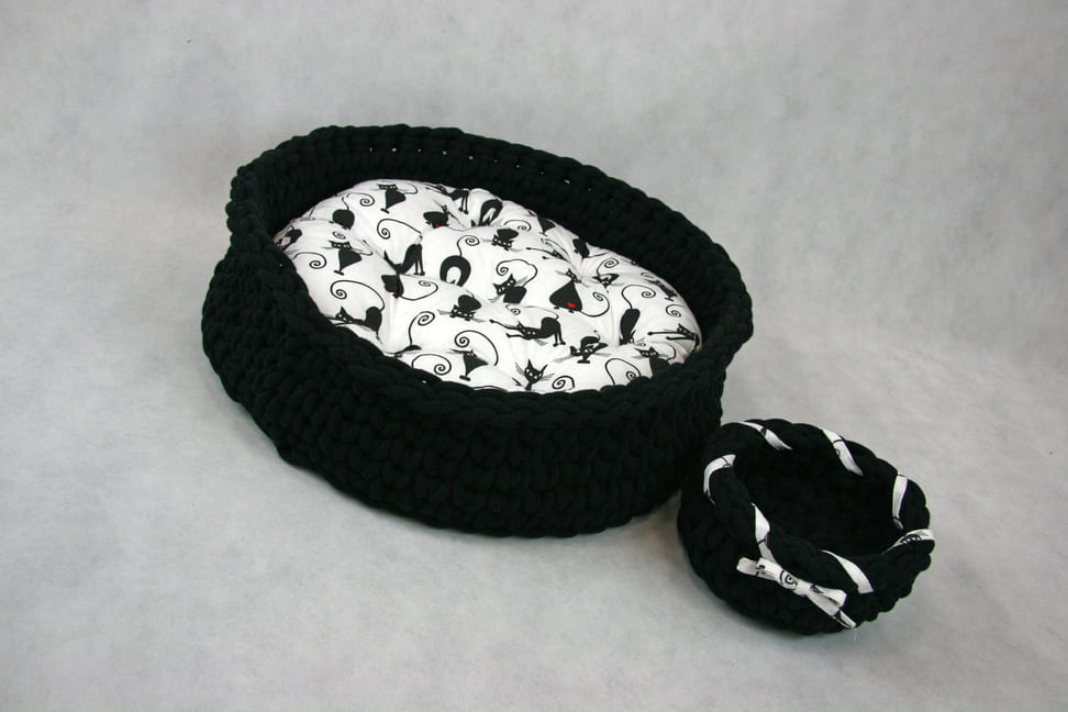 Okrągłe legowisko ze sznurka z poduszką