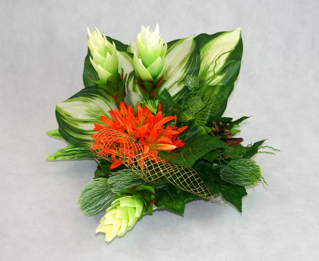 Stroik dekoracyjny z zielenią i kwiatami – kompozycja główna