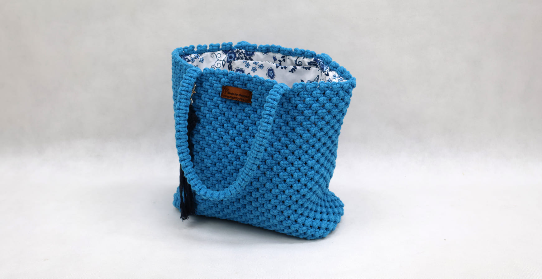 Torebka ze sznurka – niebieska, widok z przodu