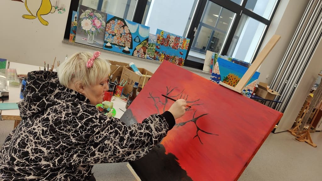 Malowanie obrazu na płótnie w pracowni artystycznej