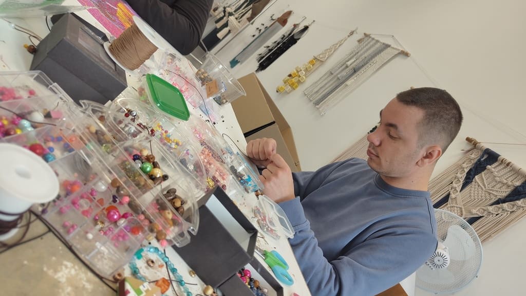 Ręczne tworzenie biżuterii i ozdób z kolorowych koralików