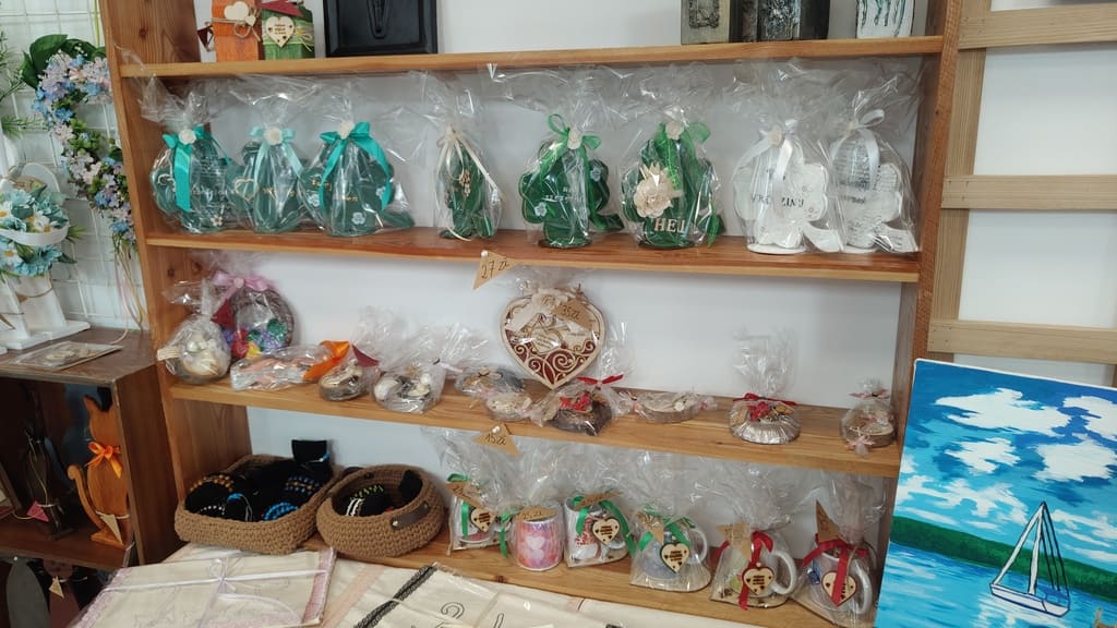 Półki z gotowymi ręcznie robionymi ozdobami świątecznymi