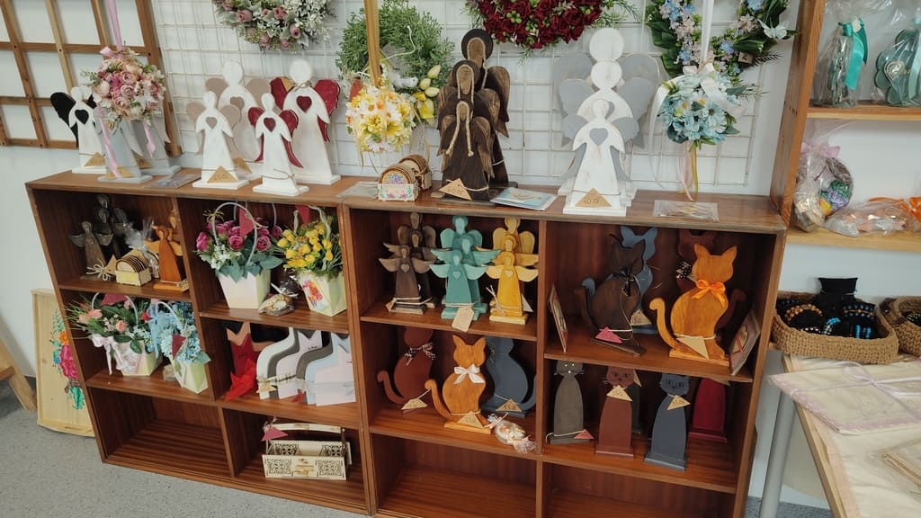 Ekspozycja figurek i dekoracji handmade w pracowni
