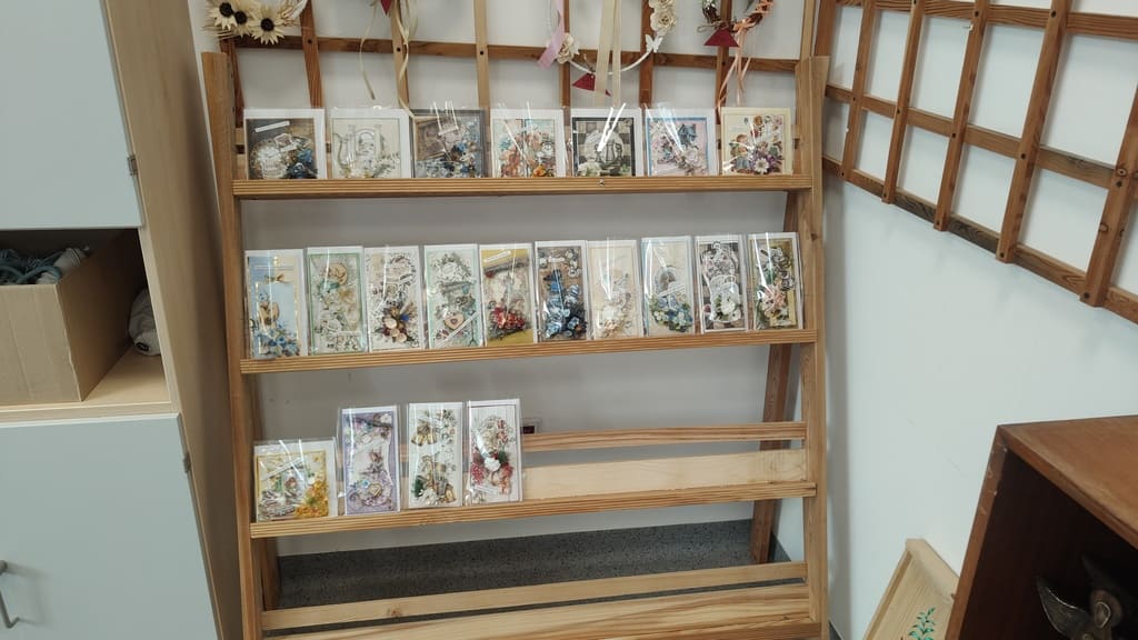 Stoisko z ręcznie wykonanymi kartkami okolicznościowymi