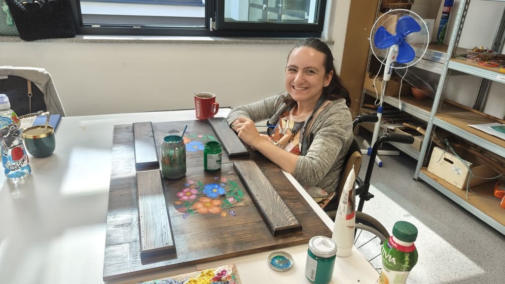 Ręczne malowanie dekoracji na drewnianej desce