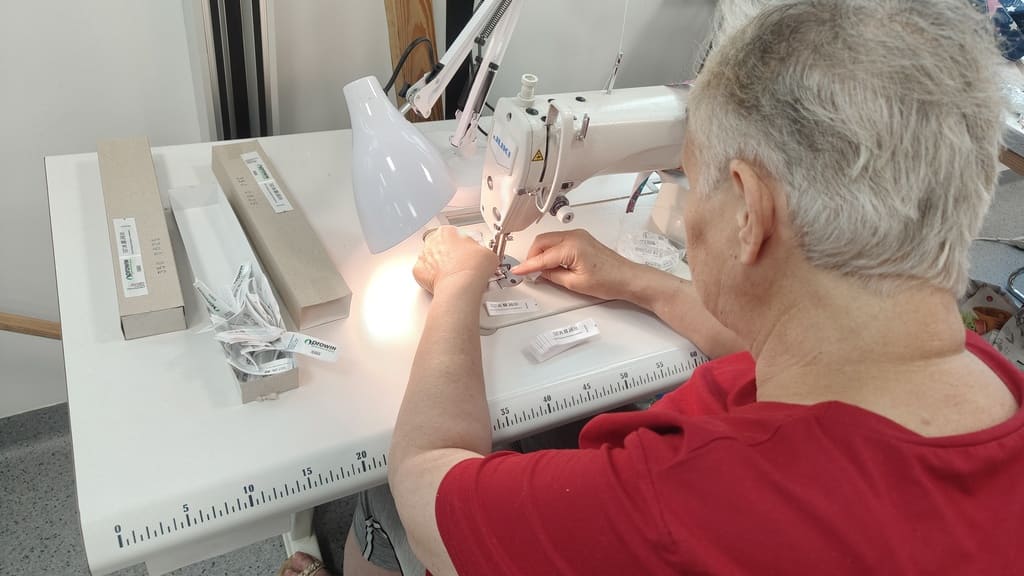 Szczegół szycia na maszynie – praca nad elementem tekstylnym